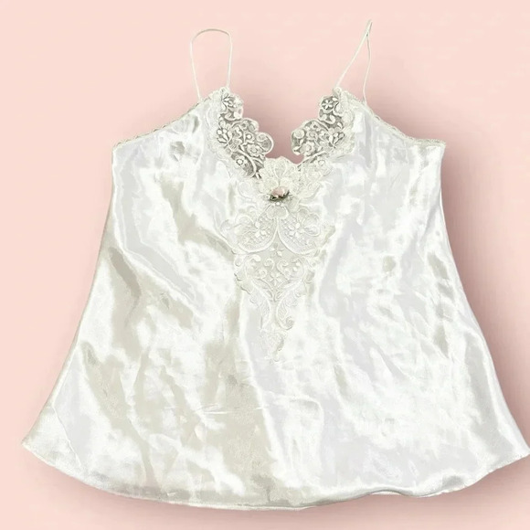 Tops - Vintage 90’s White lace cami top with floral design size small